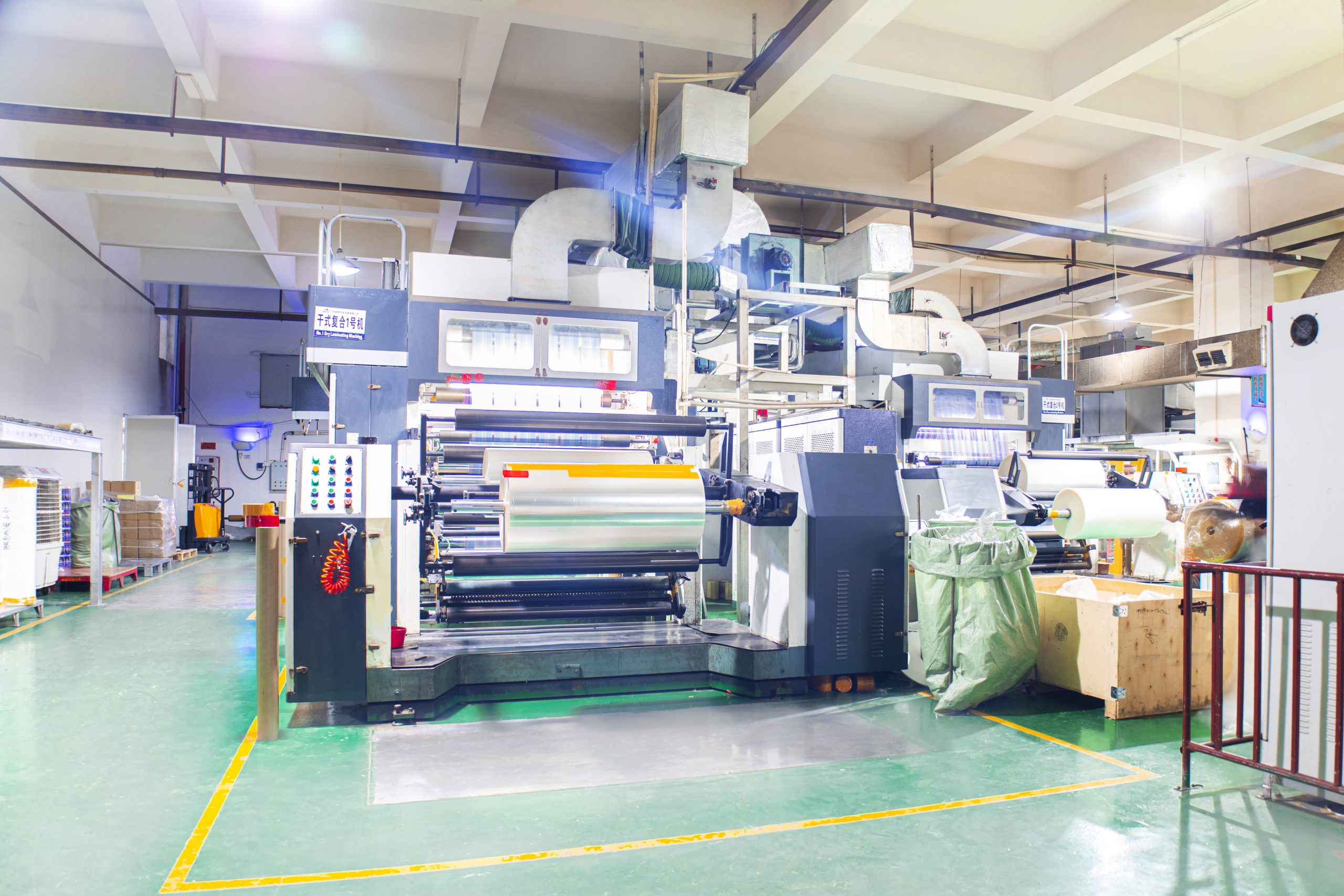 เครื่องลามิเนตฟิล์มสำหรับผลิตซองบรรจุภัณฑ์ที่โรงงาน Lion Packaging